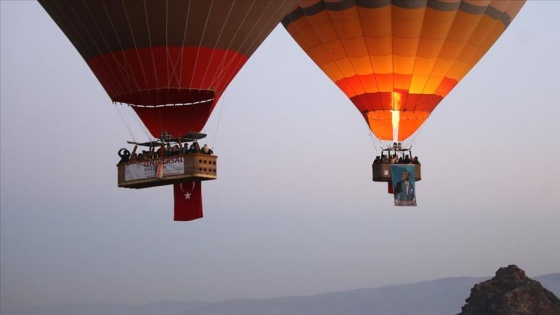 Kapadokya'da balonlar, Türk bayrağı ve Atatürk posterleriyle uçtu