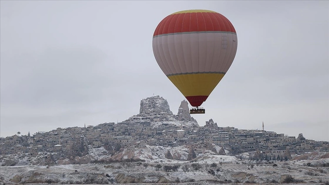 Kapadokya'da sıcak hava balon turlarına rüzgar ve tipi engeli