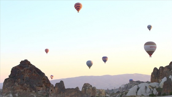 Kapadokya'da sıcak hava balonları 'tam kapanma' sürecinin ardından gökyüzünü yeniden kapladı