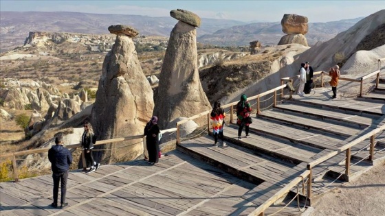 Kapadokya'nın simgelerinden 'Üç Güzeller' turist akınına uğruyor