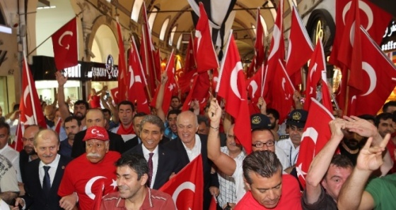 Kapalıçarşı esnafı darbe girişimini protesto etti