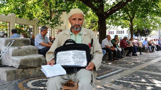 Kapı kapı dolaşıp 20 yıldır Kur an öğretiyor