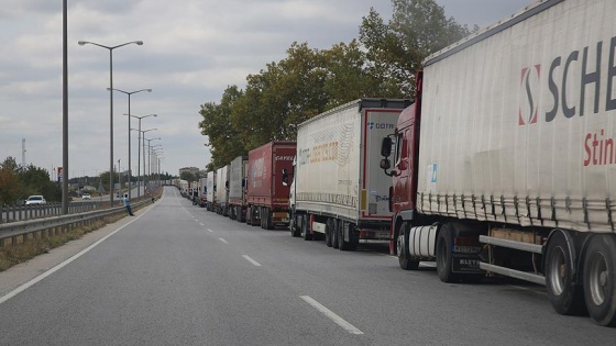 Kapıkule'de 10 kilometrelik tır kuyruğu oluştu