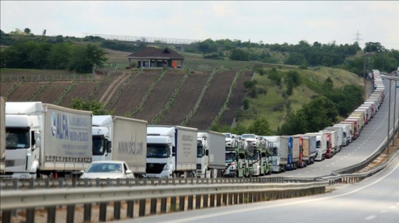 Kapıkule'de 15 kilometrelik tır kuyruğu