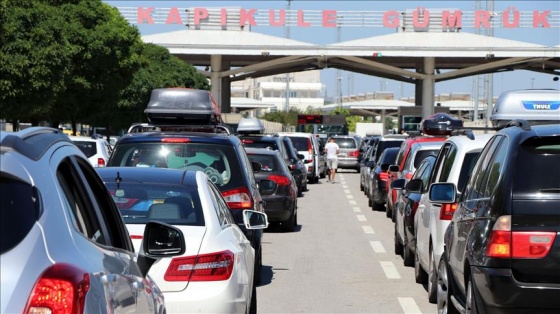 Kapıkule'de tatilci yoğunluğu sürüyor