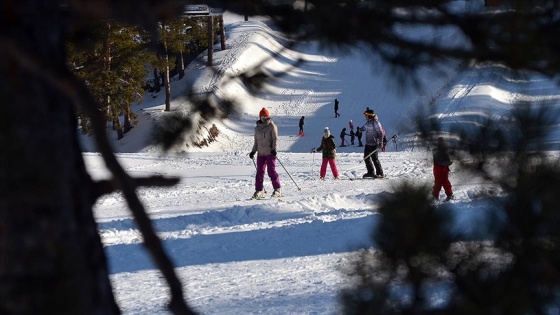 Kar kalınlığının 1,5 metreyi bulduğu Cıbıltepe ilkbaharda da turistlerle şenlendi