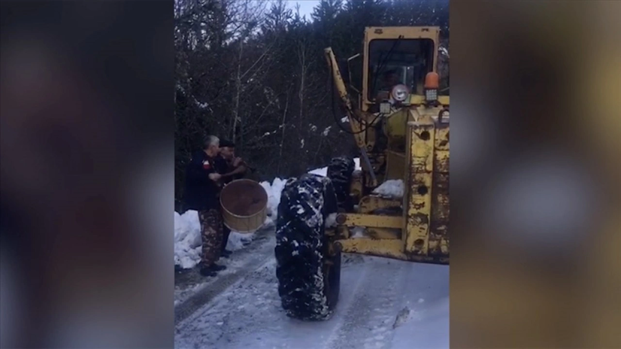 Kar nedeniyle kapanan köy yolunu açan ekip davul zurna ile karşılandı