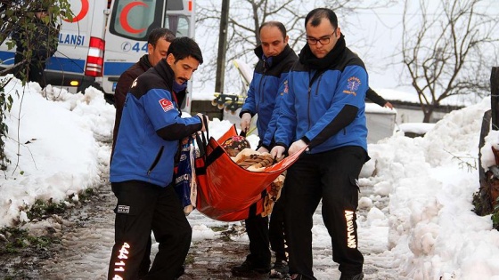 Kar nedeniyle köyde mahsur kalan yaşlı kadın kurtarıldı