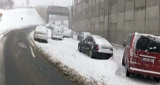 Kar nedeniyle yolda kalan aracını sabah almaya geldi