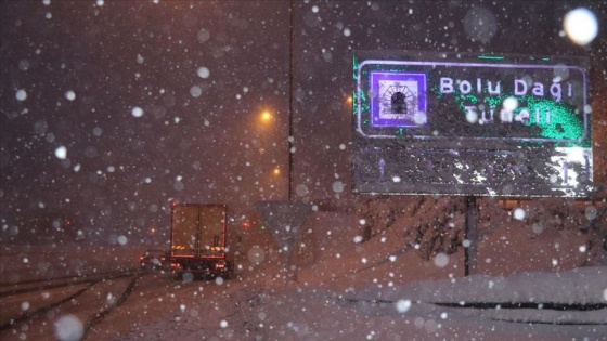 Kar ve buzlanma nedeniyle Bolu Dağı'ndan tırların geçişine izin verilmiyor