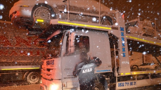 Kar ve tipiden kapanan Balıkesir-Susurluk kara yolunu açma çalışmaları sürüyor