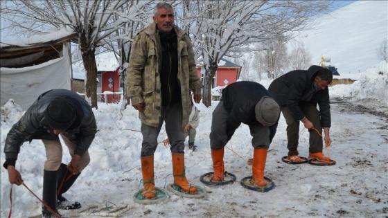 Kara kışta yolları 'hedik'le aşıyorlar