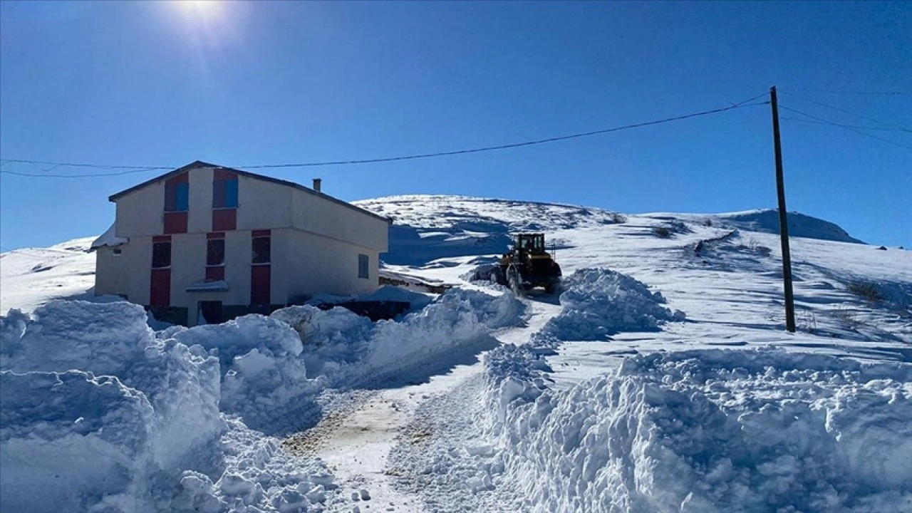 Kara saplanan minibüsüne belediye ekiplerinin yardımıyla ulaştı