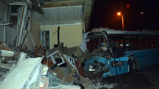 Karabük'te halk otobüsü eve girdi: 6 yaralı