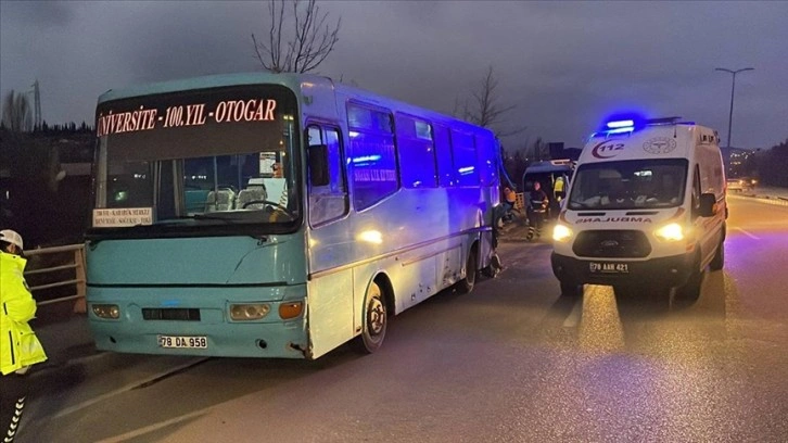 Karabük'te halk otobüsü ile minibüsün çarpıştığı kazada 10 kişi yaralandı