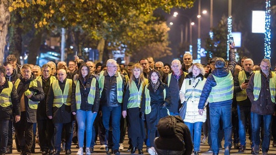 Karadağ'da 'sarı yelekli' protesto