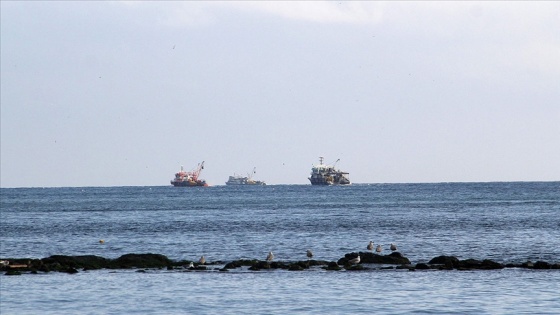 Karadeniz'de balıkçılar ağları 'hamsi' için onarıyor