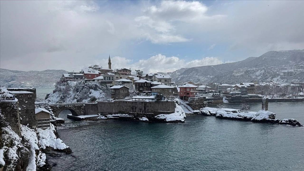 "Karadeniz'in incisi" Amasra'da kar yağışıyla güzel manzaralar oluştu