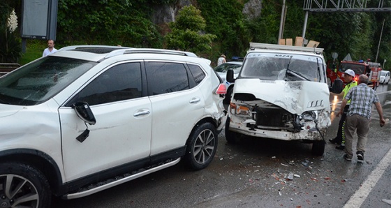 Karadeniz Sahil Yolu'nda 5 araç birbirine girdi: 4 yaralı