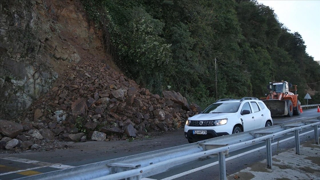 Karadeniz Sahil Yolu'nda heyelan sonrası çalışmalar sürüyor