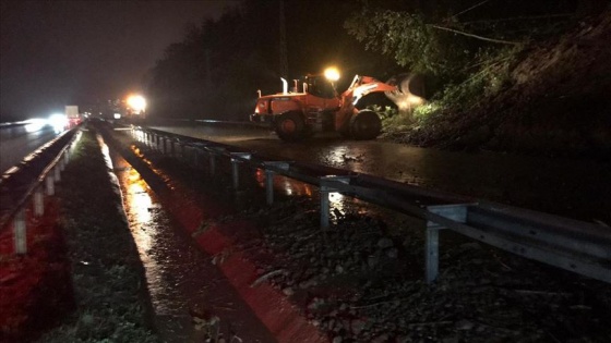 Karadeniz Sahil Yolu'nun Artvin yönü ulaşıma kapandı