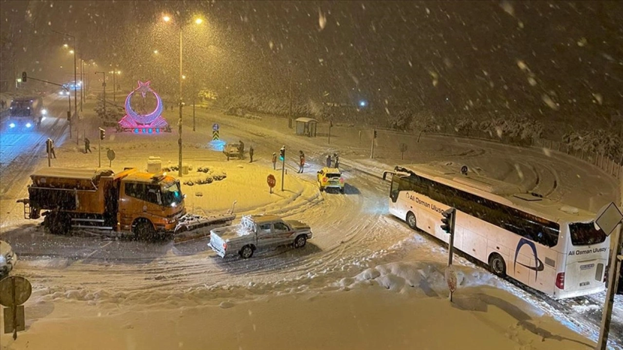 Karadeniz Sahil Yolu'nun Trabzon-Giresun güzergahı, iki tırın çarpışması sonucu ulaşıma kapandı