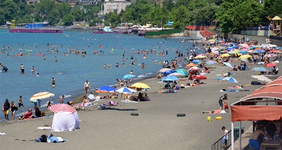 Karadeniz sahilindeki plajlar doldu