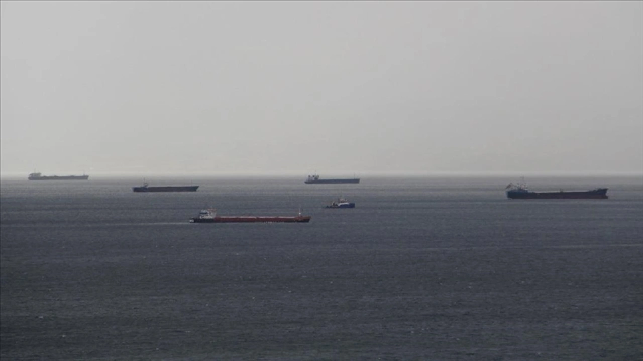 Karadeniz'de olumsuz hava şartları yüzünden bazı gemiler Sinop Limanı'na demirledi