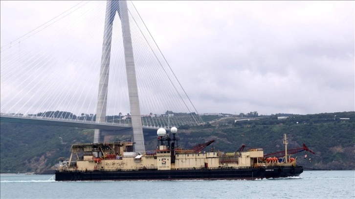 Karadeniz'e doğal gaz borularını yerleştirecek gemi İstanbul Boğazı'ndan geçti