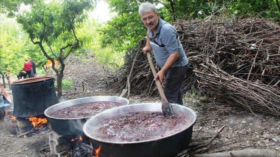 Karadut pekmezinin sofralara uzanan zorlu yolculuğu