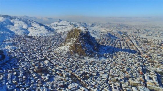 Karahisar Kalesi kış güzelliğiyle cezbediyor