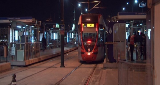 Karaköy’de kontrolden çıkan otomobil tramvay yoluna girdi, seferler aksadı