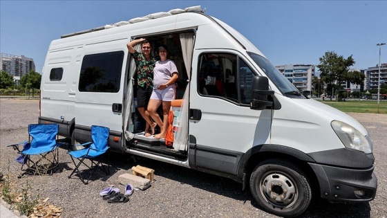 Karavanla Türkiye turuna çıkan çift, bebek haberini aldıkları İzmir'de kontak kapattı