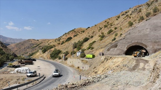 Karayolları güvenli yolculuk için Hakkari dağlarını deliyor