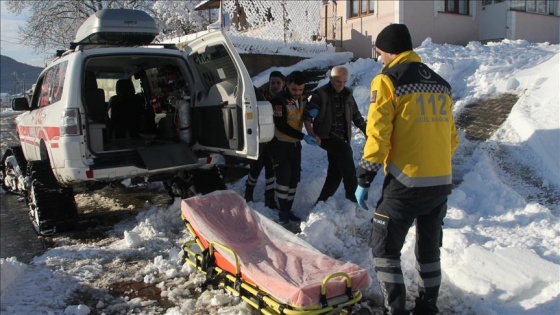 Karda kışta vatandaşa 'şifa' olmaya çalışıyorlar