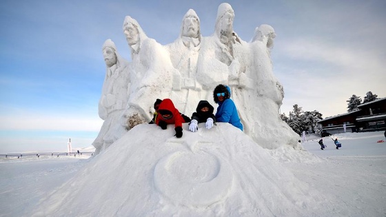 Kardan heykeller kayak merkezinde ilgi odağı oldu