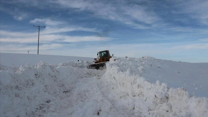 Kardan yolu kapalı mezraya saman ulaştırılması için ekipler seferber oldu