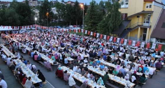 Kardeşler iftar sofrasında buluştu