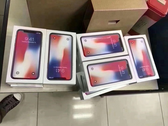 Kargoya hazır iPhone X&#039;ler ve ilk kutu açılışı