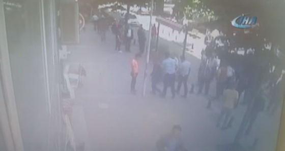 Karısını sokak ortasında döven adama vatandaşlardan meydan dayağı