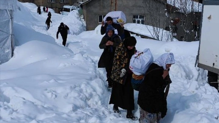 Karla kaplı köyde depremzedeler için pişirilen ekmekleri sırtlarında metrelerce taşıdılar