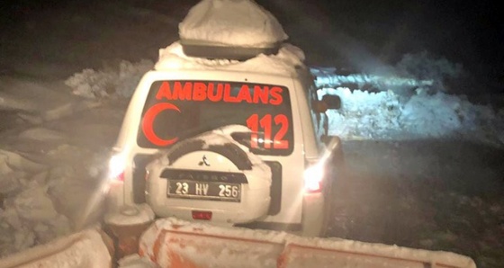 Karla kaplı yolu ekipler açtı, ambulans hastaya ulaştı