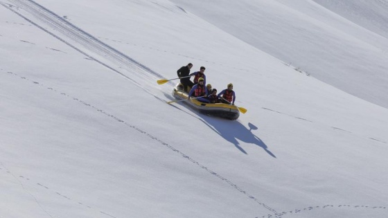 Karlı dağlarda rafting heyecanı