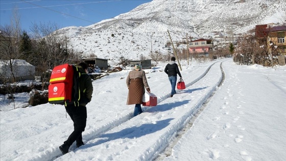 Karlı yolları aşarak 85 yaş ve üstü vatandaşları evlerinde aşılıyorlar