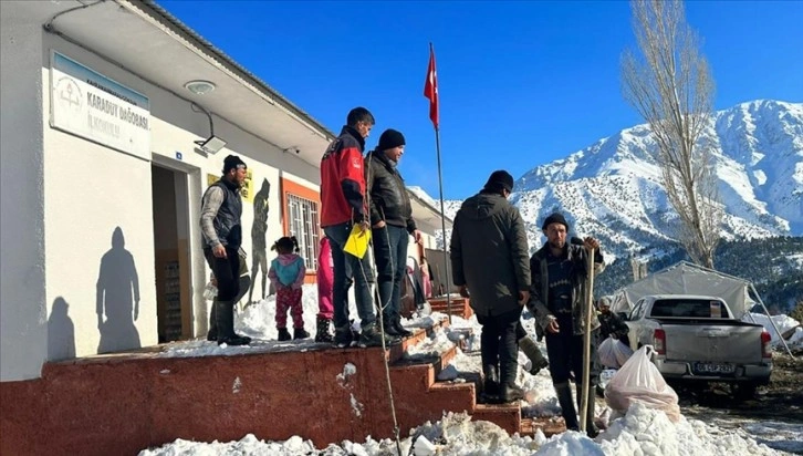 Karlı yolları aşarak depremden etkilenenlere yardım ulaştırıyor