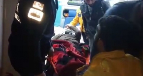 Karlı yolu iş makinesi açtı, ambulans yaşlı adama ulaştı