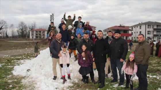 Karne alan öğrenciler, muhtarın yayladan taşıttığı karla çifte sevinç yaşadı