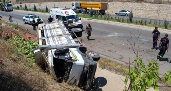 Karpuz yüklü kamyonet devrildi: 3 yaralı