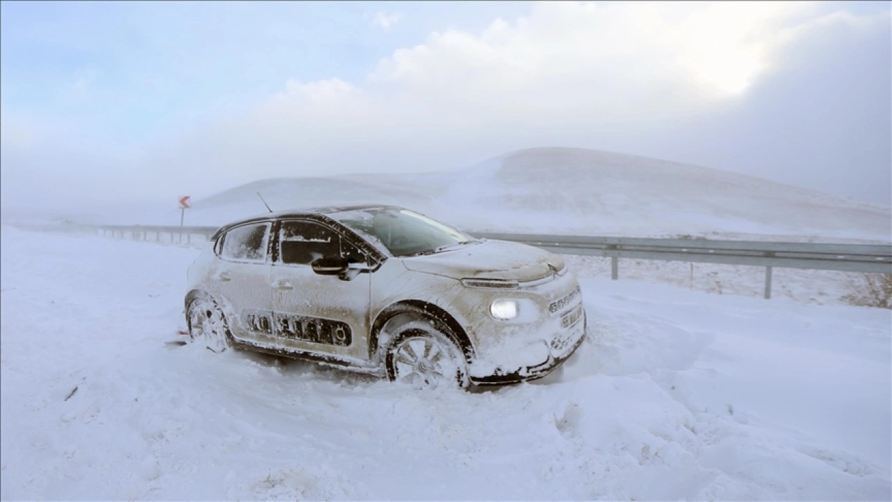 Kars-Ardahan kara yolunda mahsur kalan 20 araç kurtarıldı