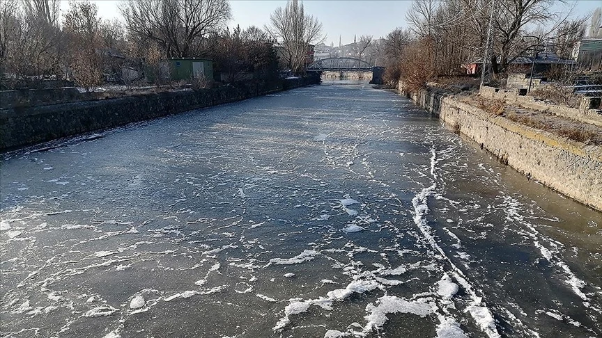 Kars Çayı soğuk hava sebebiyle kısmen buzla kaplandı